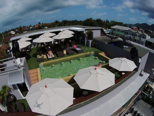 Útilaug, opið kl. 07:00 til kl. 18:00, sólstólar