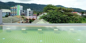 Útilaug, opið kl. 07:00 til kl. 18:00, sólstólar