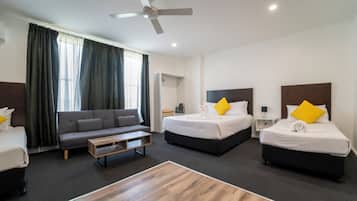 Camera familiare (1 Queen, 2 Singles) | Una scrivania, postazione laptop, ferro/asse da stiro, Wi-Fi gratuito