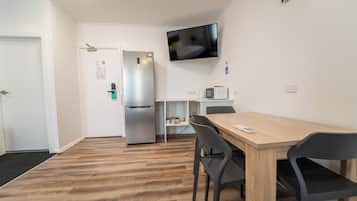 مكتب ومساحة عمل للكمبيوتر المحمول ومكواة/لوح كي وواي فاي مجانًا