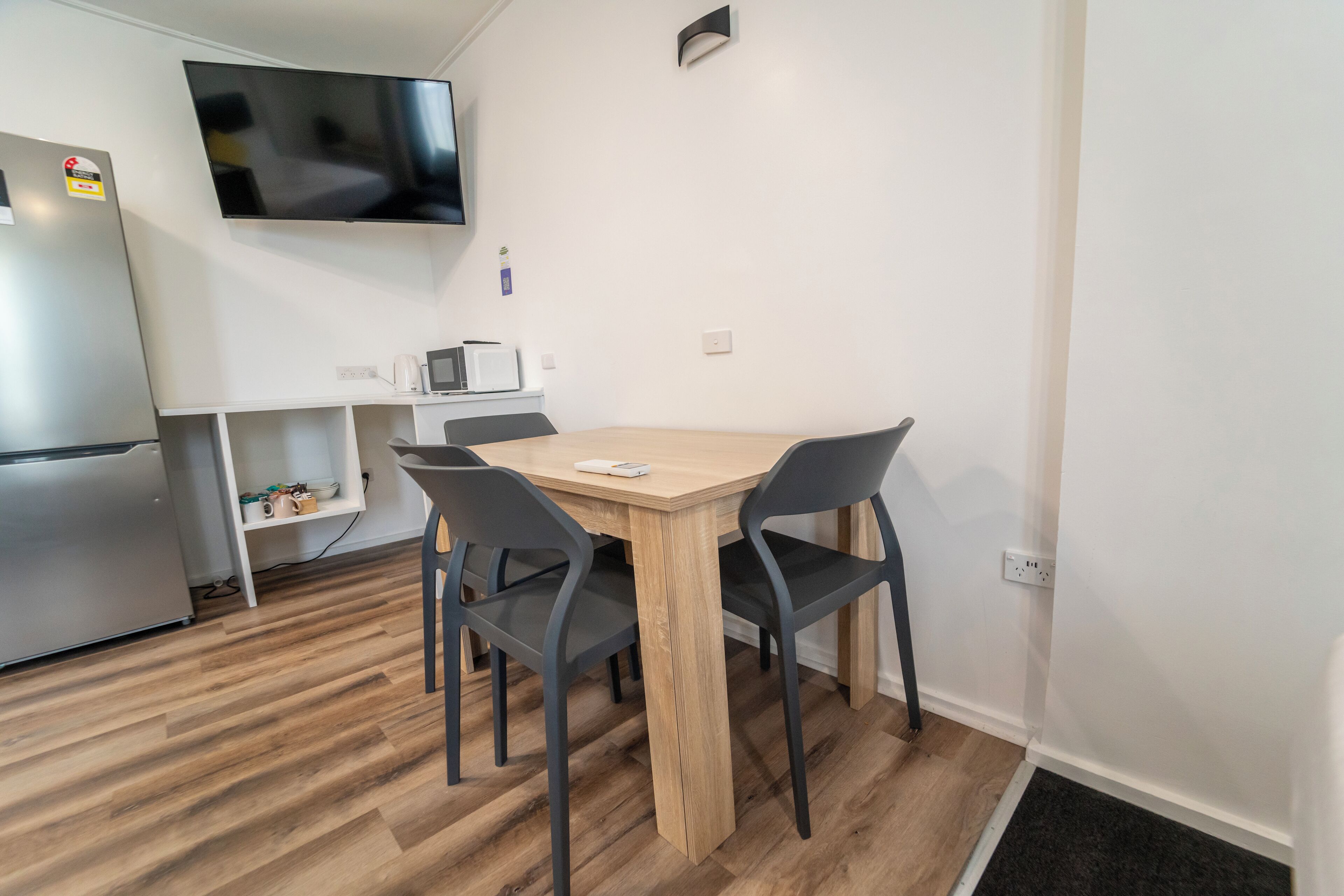 Familiekamer (1 Queen, 2 Singles) | Een bureau, een laptopwerkplek, een strijkplank/strijkijzer, gratis wifi