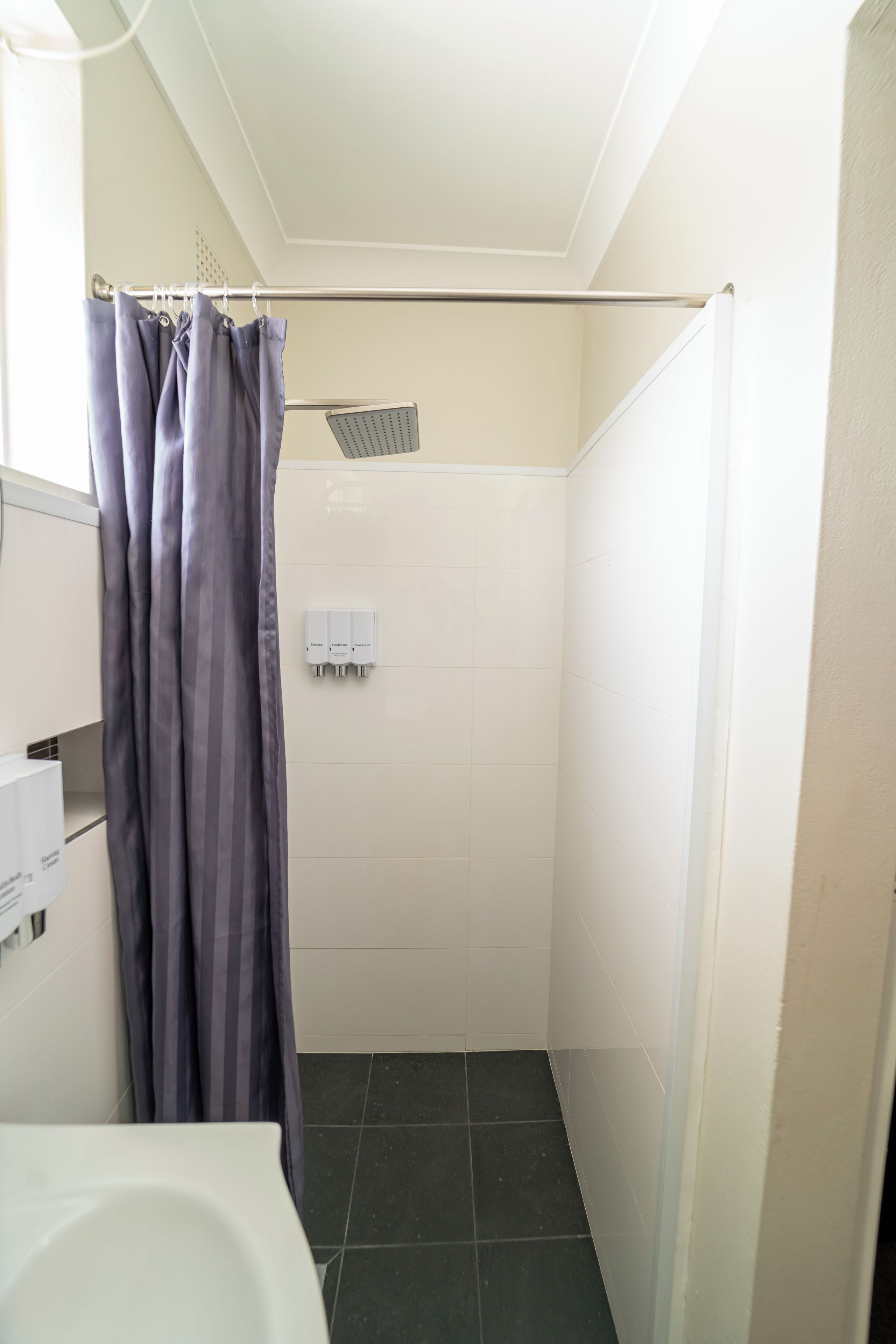 Habitación estándar, 1 cama de matrimonio | Baño | Ducha, artículos de higiene personal gratuitos y secador de pelo