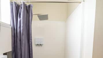 Standard Queen Room (1 Queen) | Bathroom | Shower, free toiletries, hair dryer, towels