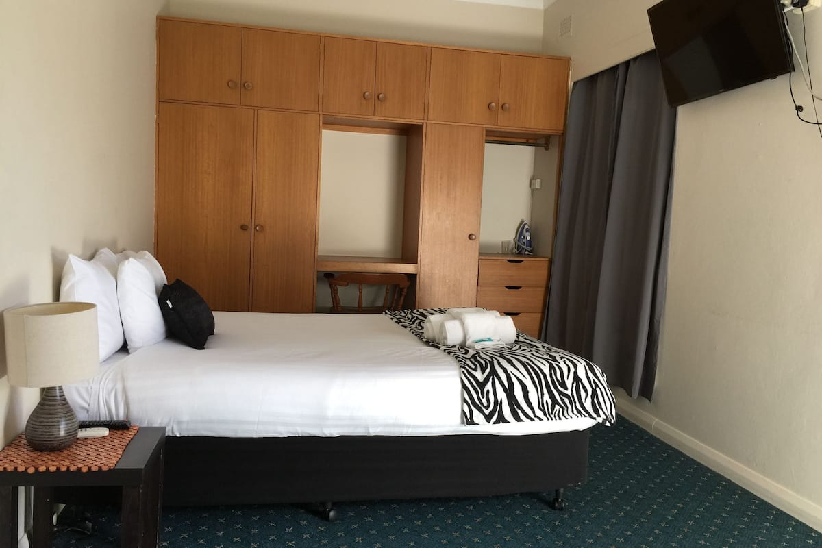 Habitación familiar (1 Queen, 3 Singles) | Escritorio y espacio para trabajar con un portátil