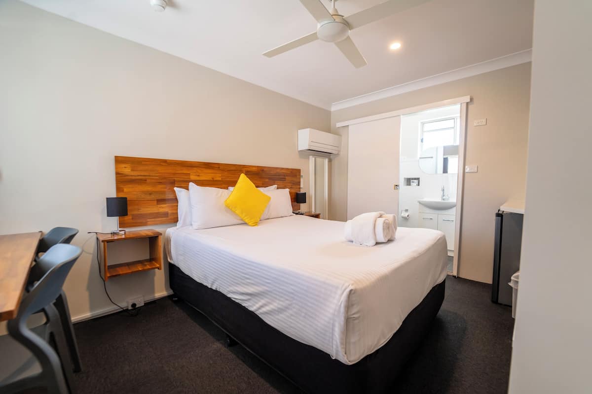 Quarto standard, 1 cama Queen | Escrivaninha, espaço de trabalho para notebook