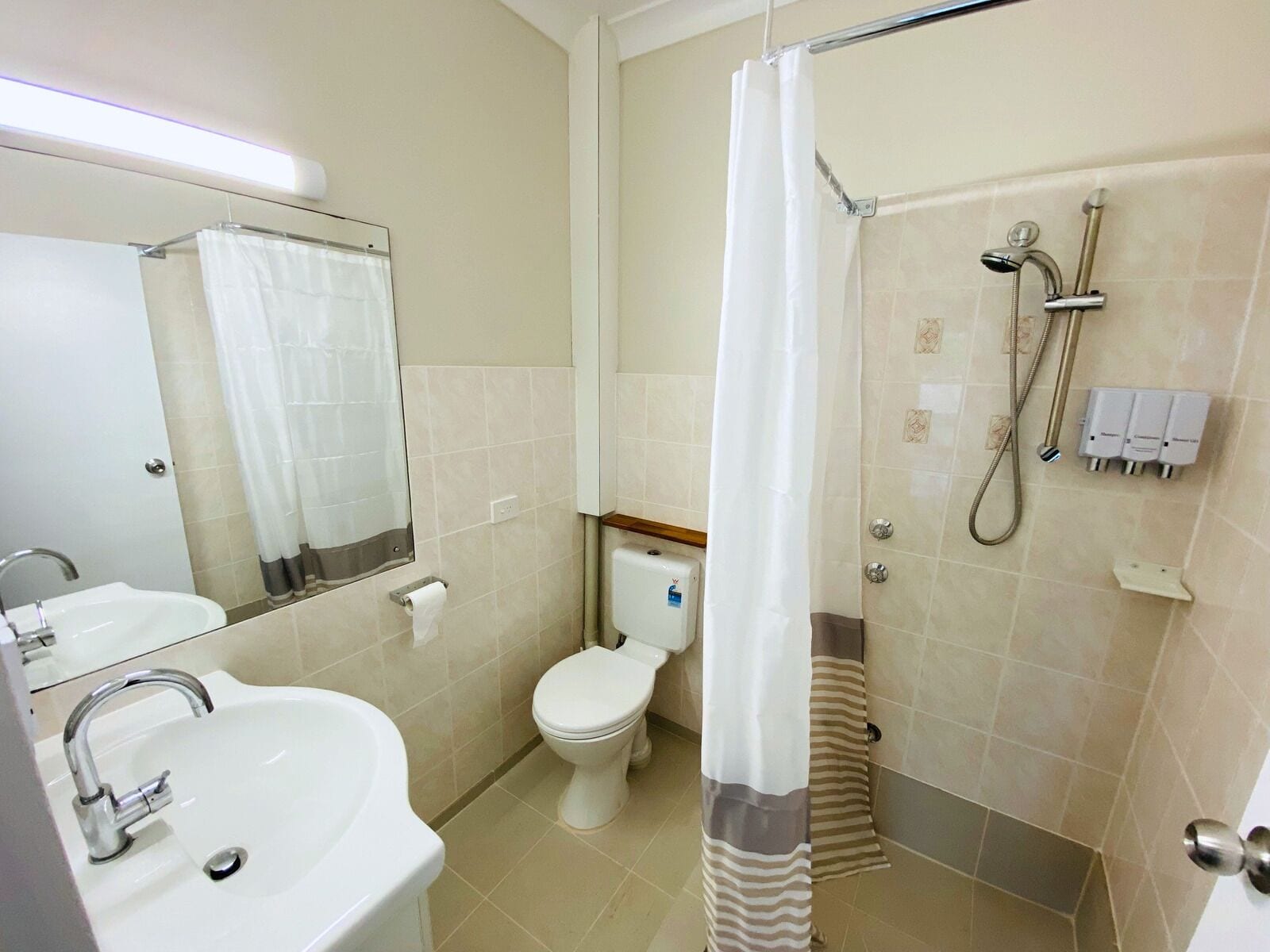 家庭客房 (1 Queen, 2 Singles) | 浴室 | 淋浴設備、免費盥洗用品、吹風機、毛巾