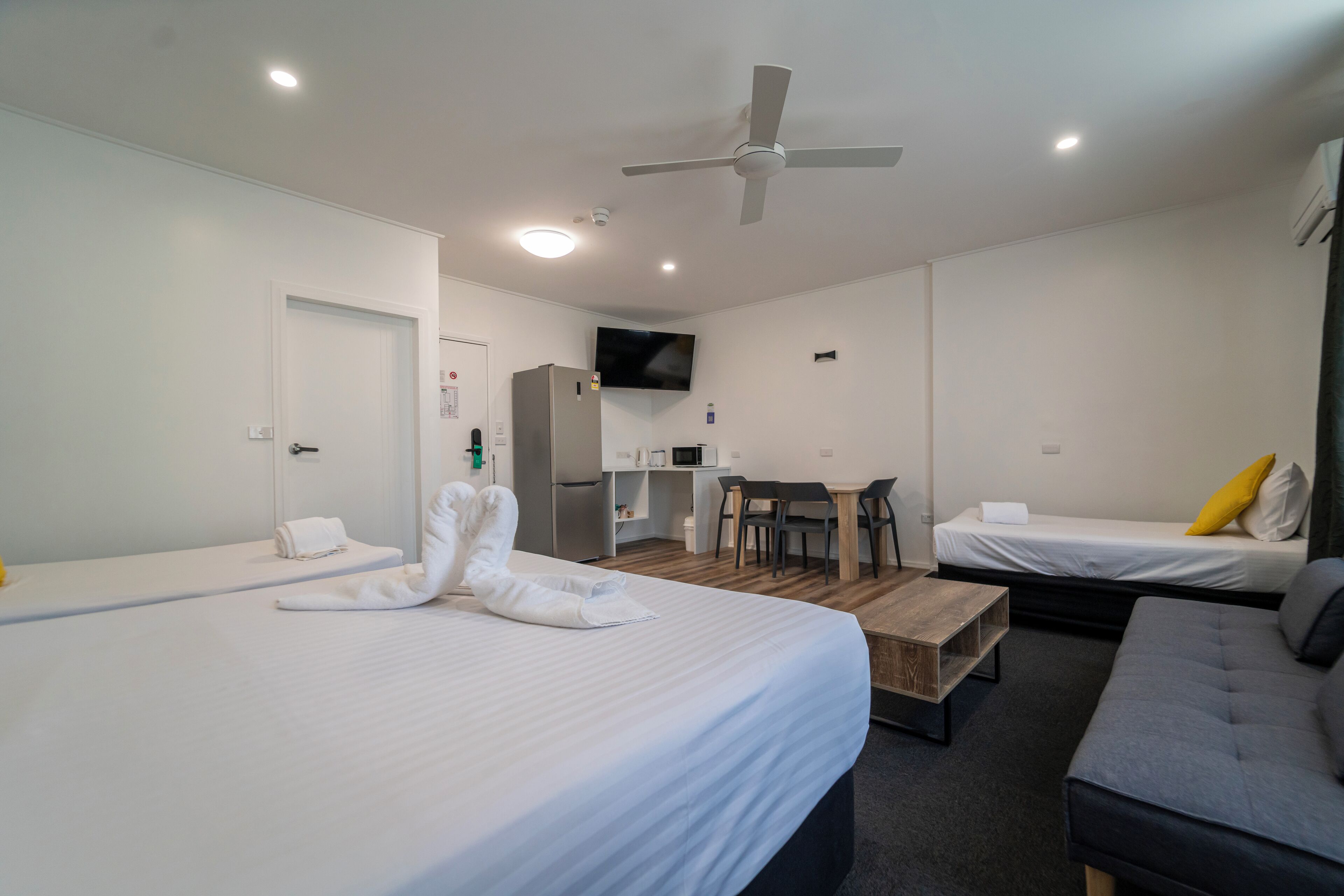 Family Room (1 Queen, 2 Singles)