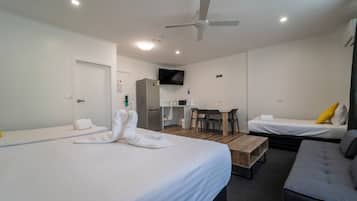 Family Room (1 Queen, 2 Singles)