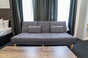 Family Room (1 Queen, 2 Singles) | Living area