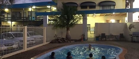 Piscina externa, espreguiçadeiras