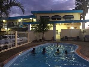 Een buitenzwembad en ligstoelen