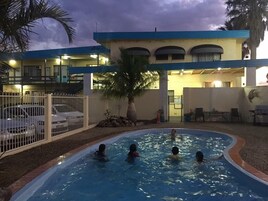 Una piscina al aire libre, tumbonas
