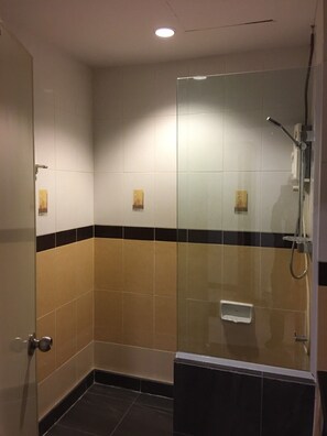 VIP Room Double Bed | Dusche im Bad