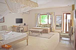 Superior Room, 1 Queen Bed | In-room safe, desk, free WiFi, wheelchair access