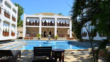 6 piscines extérieures, chaises longues