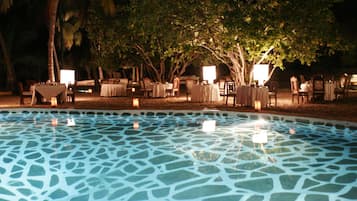 6 piscinas al aire libre, sillones reclinables de piscina