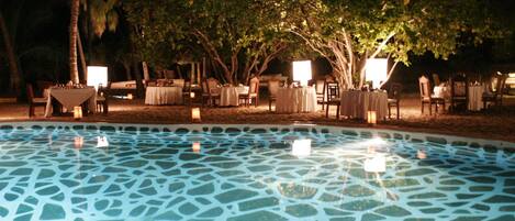 6 outdoor pools, sun loungers