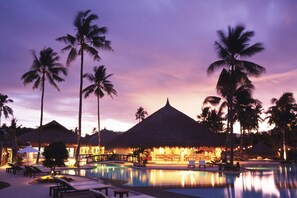 3 restaurants; breakfast, lunch, and dinner served