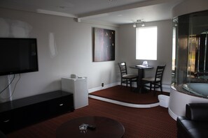 套房, 1 张特大床, 按摩浴缸 | 起居区 | 电�视