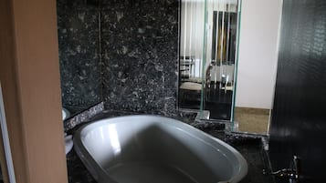 Suite, 1 King-Bett, Whirlpool | Komfortbadewanne