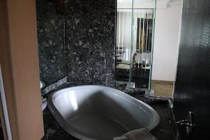 Suite, 1 King Bed, Jetted Tub | Deep-soaking bathtub - Grand Motel Saint-Hubert (Longueuil)