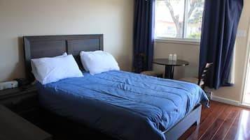 Standard Room, 1 Queen Bed | Desk, free WiFi, wheelchair access