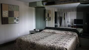 Suite, 1 très grand lit, baignoire à jets | Bureau, Wi-Fi gratuit, accès pour personnes à mobilité réduite