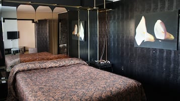 Suite, 1 très grand lit, baignoire à jets | Bureau, accès au Wi-Fi (inclus), accessible en fauteuil roulant