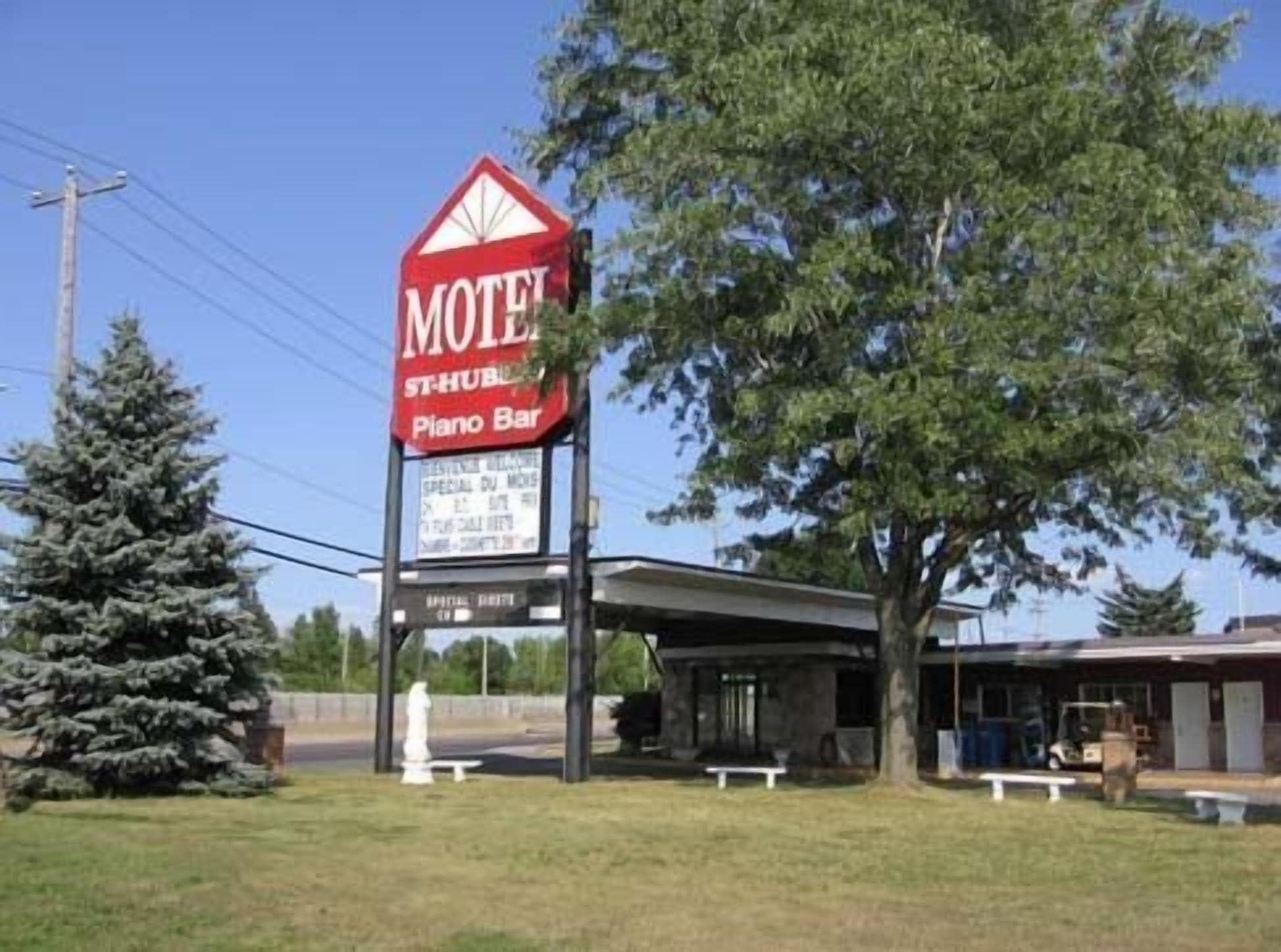 Ein Motel mit einem Schild, das eine Pianobar bewirbt.