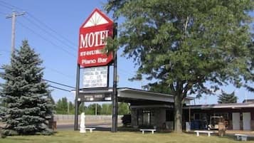 Ein Motel mit einem Schild, das eine Pianobar bewirbt.