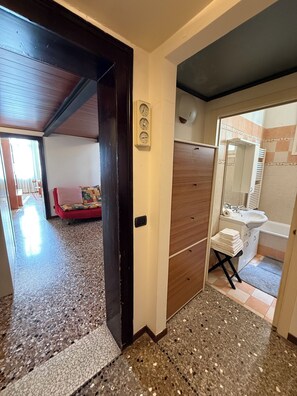 公寓, 2 間臥室, 運河景觀 (Cannaregio - Fondamenta Misericordia) | 浴室 | 淋浴設備、免費盥洗用品、吹風機、洗髮精