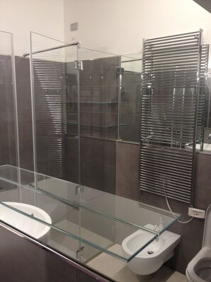 Apartment, 1 Bedroom, Canal View, Ground Floor (S.Croce - Calle del Tiossi) | Bathroom | Shower, free toiletries, hair dryer, shampoo