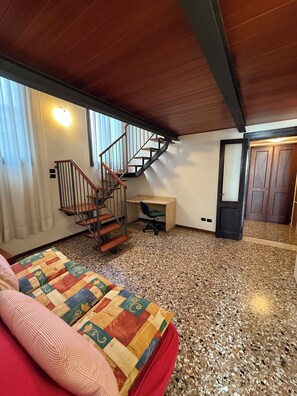 アパートメント 2 ベッドルーム カナルビュー (Cannaregio - Fondamenta Misericordia) | リビング エリア | 32 インチの薄型テレビ (デジタル放送視聴可)