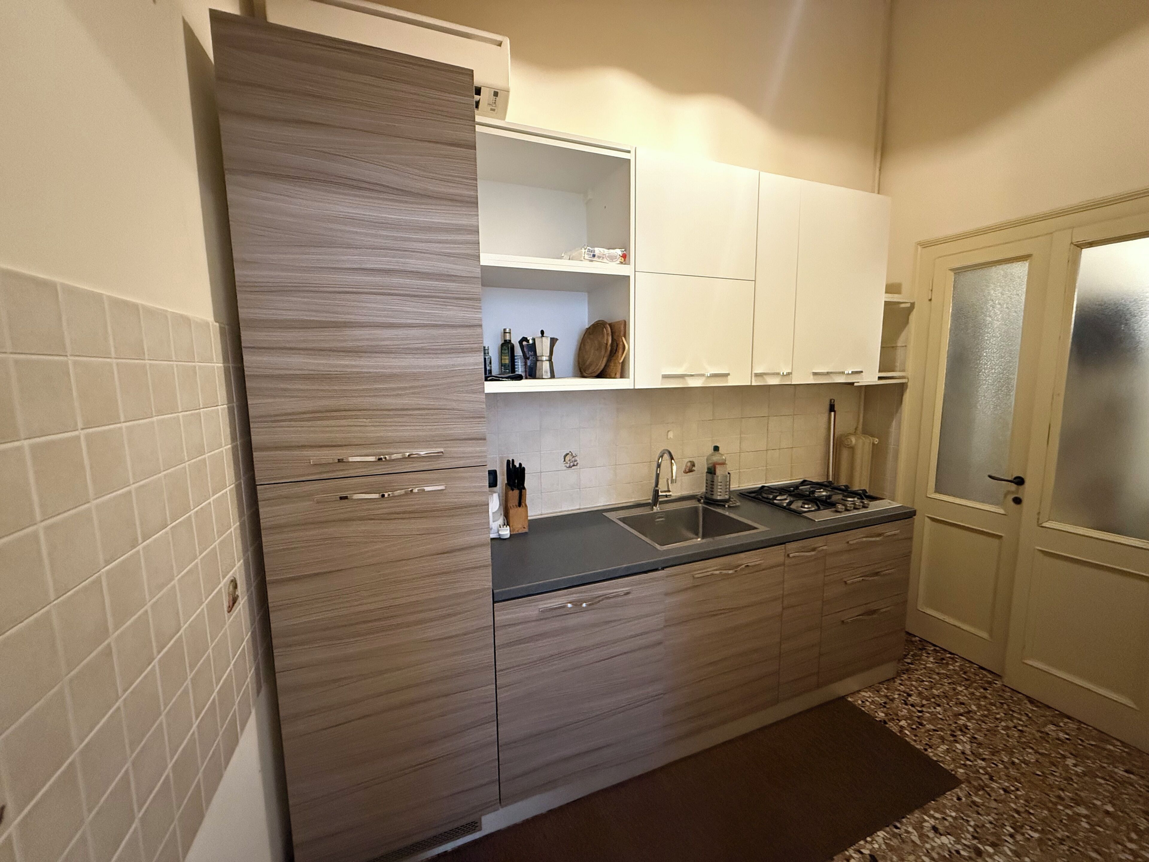 Appartement, 1 chambre, vue canal (Cannaregio - Fondamenta Misericordia) | Cuisine privée | Grand réfrigérateur, micro-ondes, plaque de cuisson