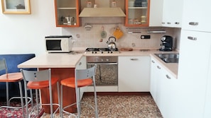 Appartement, 2 chambres, vue canal (Cannaregio - Fondamenta Misericordia) | Cuisine privée | Plaque de cuisson, cafetière/bouilloire