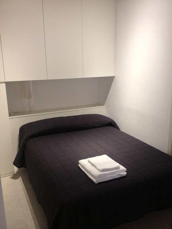 Apartment, 1 Bedroom, Canal View, Ground Floor (S.Croce - Calle del Tiossi) | Iron/ironing board, free WiFi, bed sheets