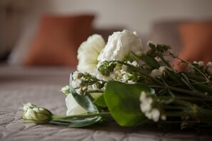 Un bouquet de fleurs blanches posé sur une surface texturée.