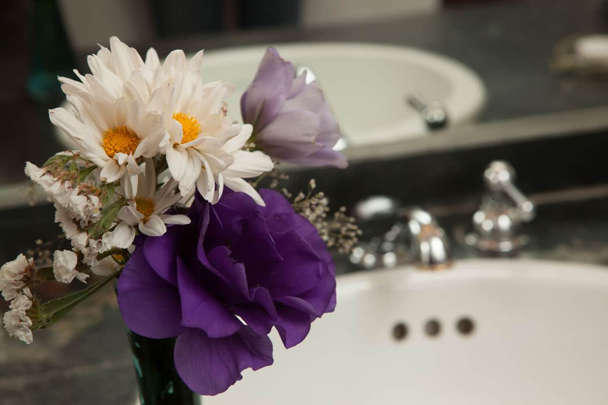 A bathroom with a sink and mirror.