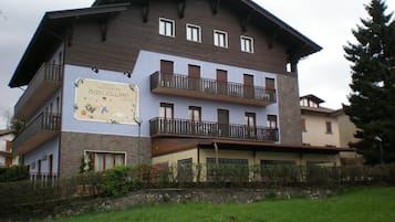 Vista frontal de la propiedad