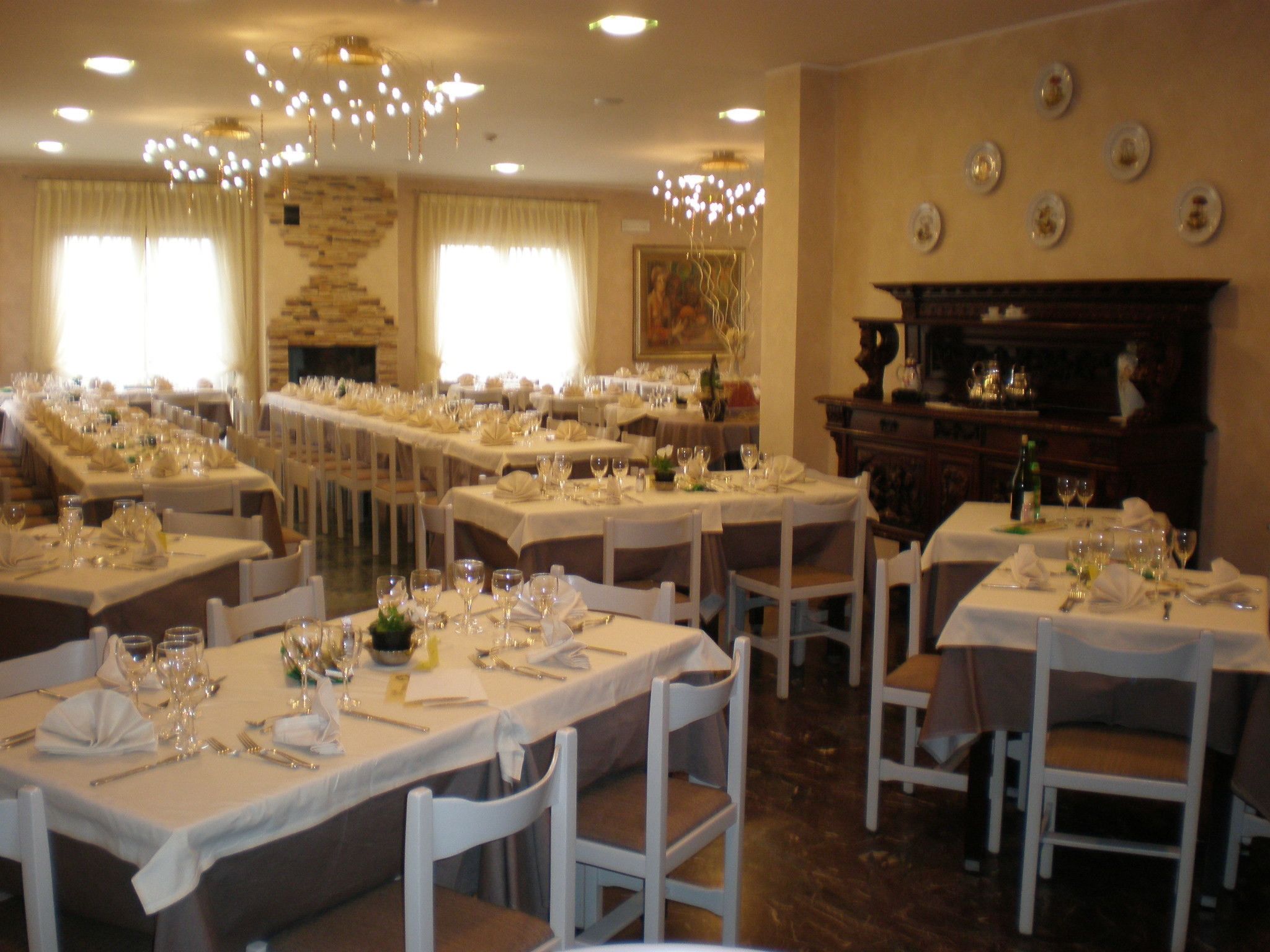 Aperto a colazione, pranzo e cena, cucina locale 