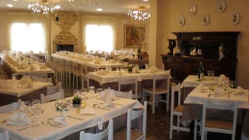 Breakfast, lunch, dinner served; local cuisine