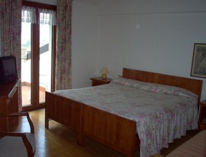 ダブルまたはツインルーム バルコニー | セーフティボックス (室内)、デスク、ベビーベッド (無料)、可動式ベッド