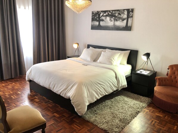 高级双人房 (with Private Bathroom) | 意大利 Frette 床单、高档床上用品、羽绒被、Select Comfort 床