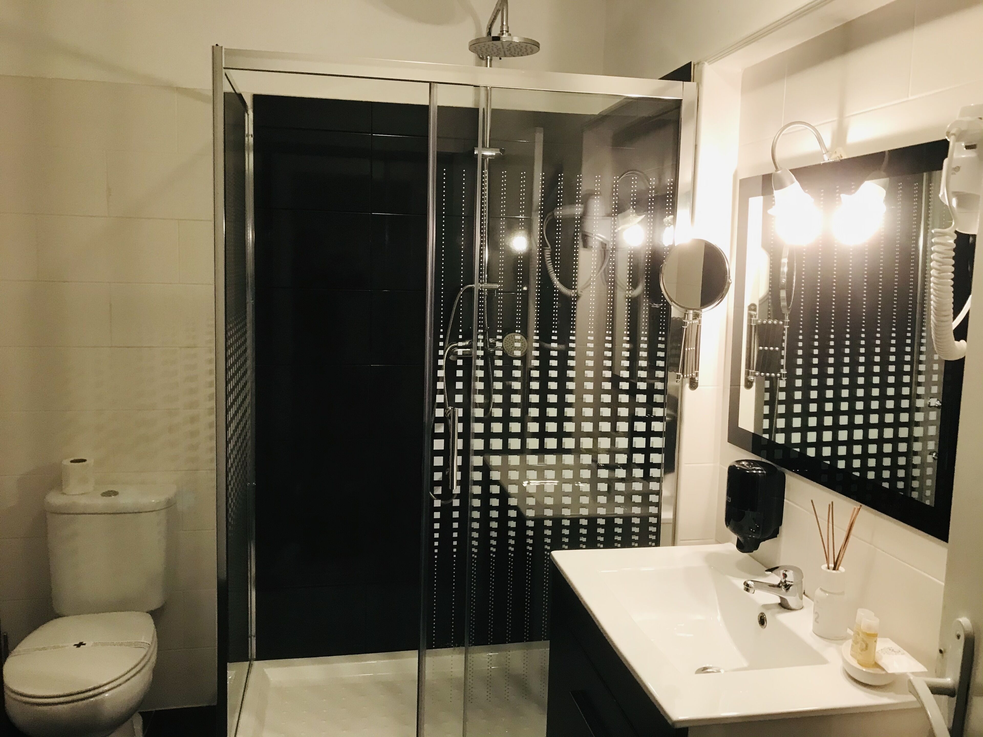 deluxe room, private bathroom | bathroom shower