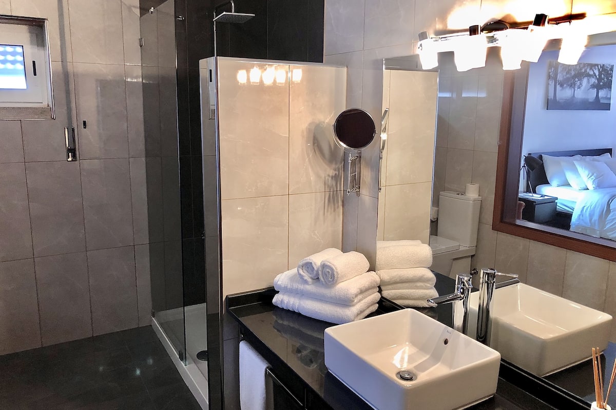 superior double room (with private bathroom) | bathroom | shower, free toiletries, hair dryer, towels