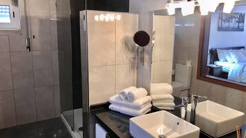 Habitación doble superior (with Private Bathroom) | Baño | Ducha, artículos de higiene personal gratuitos y secador de pelo