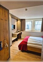 Economy-Doppelzimmer | Allergikerbettwaren, Daunenbettdecken, Zimmersafe, Schreibtisch