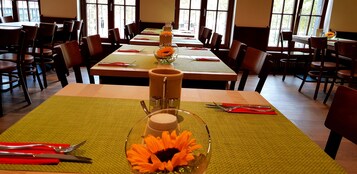 Tägliches Frühstücksbuffet gegen Gebühr