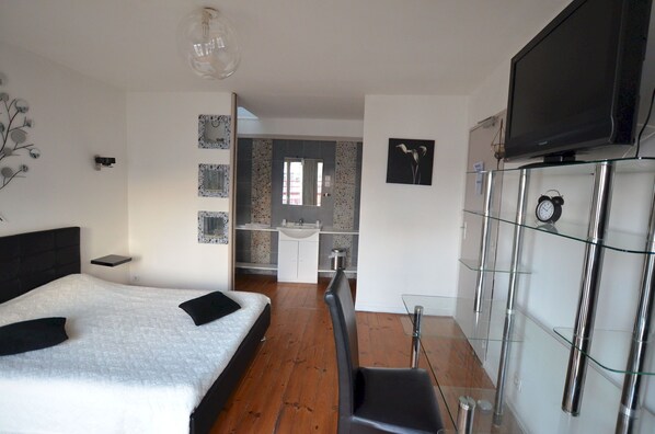 Individuell dekoriert, individuell eingerichtet, Schreibtisch