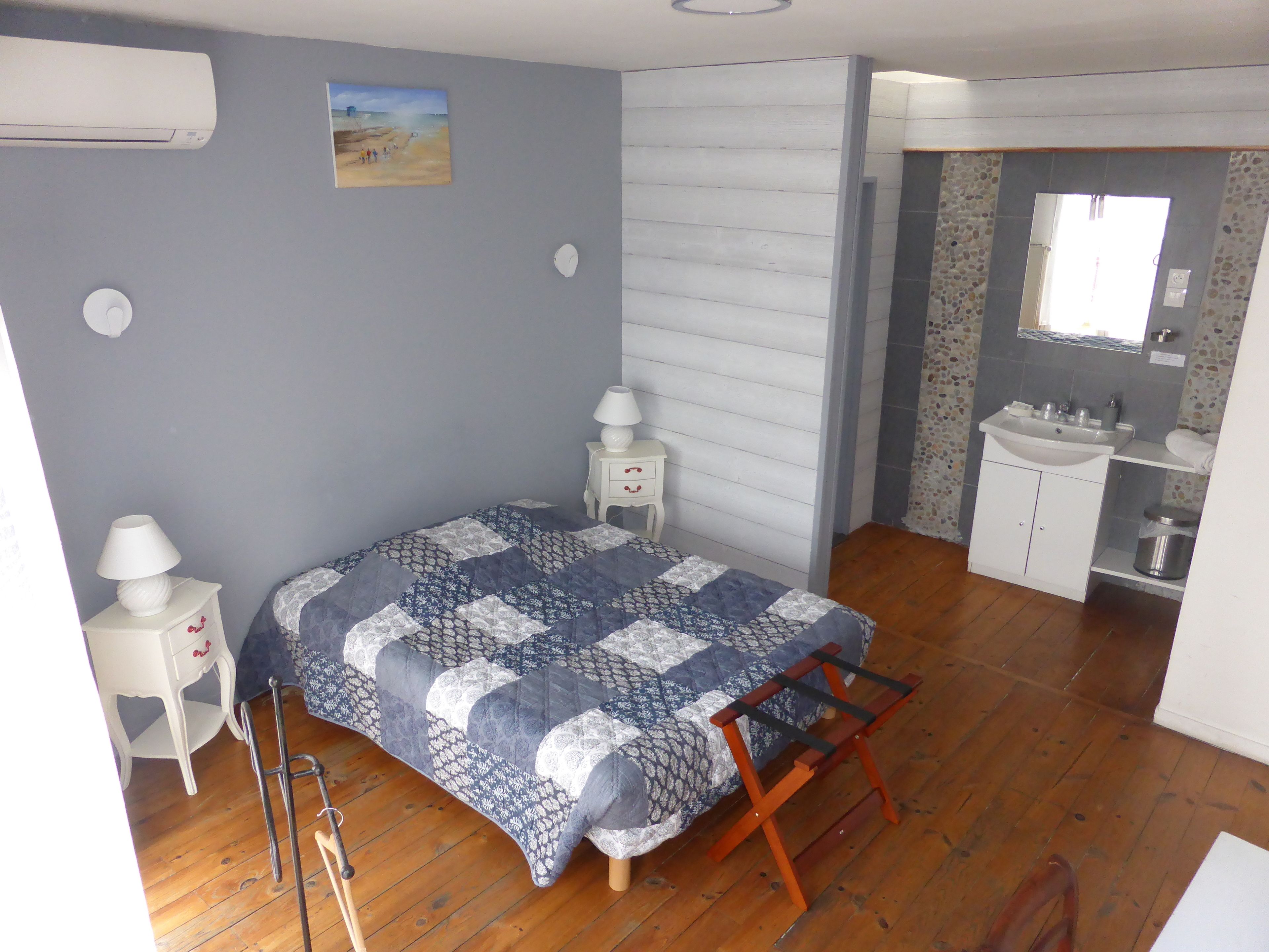 standard double room | individually decorated, individually furnished, desk, free wifi